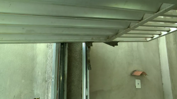 Portão de garagem de prédio foi arrombado em Vila Velha