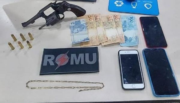 Com os suspeitos, foram encontrados celulares, dinheiro, um revólver e munições