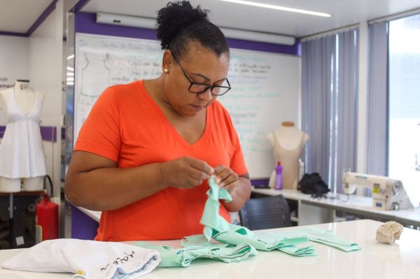 Curso de confeccionador de moda praia e fitness do PIQ ofertado aos moradores de Regência, no litoral de Linhares por Kevin Fracalossi/Prefeitura de Linhares/Divulgação