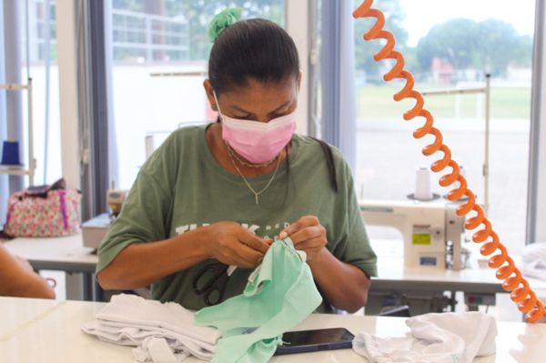 Curso de confeccionador de moda praia e fitness do PIQ ofertado aos moradores de Regência, no litoral de Linhares por Kevin Fracalossi/Prefeitura de Linhares/Divulgação