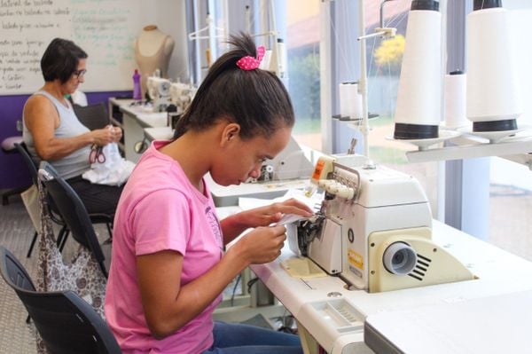 Curso de confeccionador de moda praia e fitness do PIQ ofertado aos moradores de Regência, no litoral de Linhares