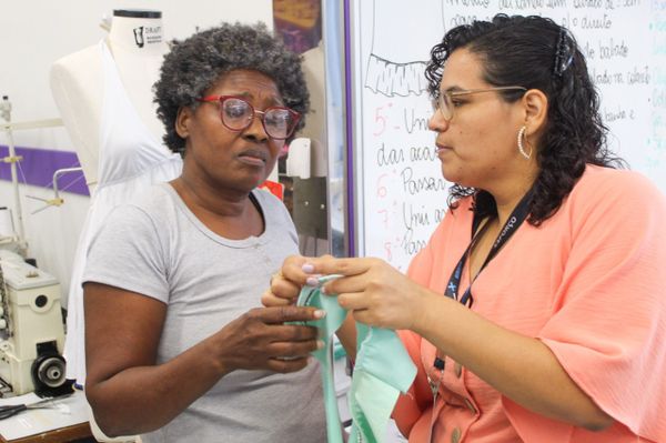 Curso de confeccionador de moda praia e fitness do PIQ ofertado aos moradores de Regência, no litoral de Linhares por Kevin Fracalossi/Prefeitura de Linhares/Divulgação