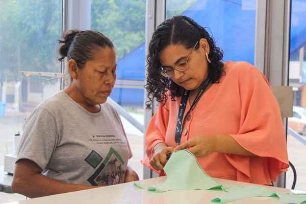 Curso de confeccionador de moda praia e fitness do PIQ ofertado aos moradores de Regência, no litoral de Linhares por Kevin Fracalossi/Prefeitura de Linhares/Divulgação