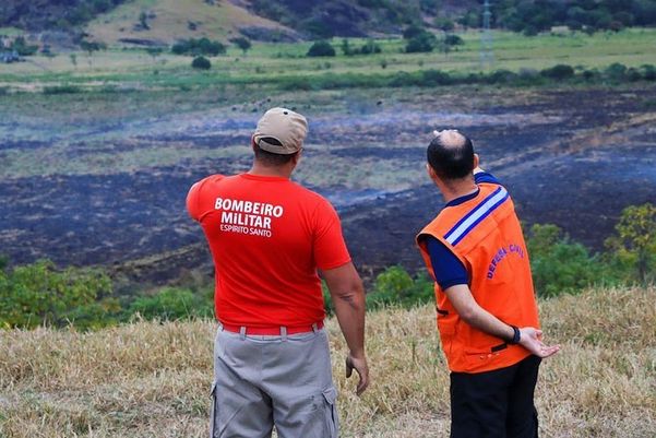 Bombeiros combatem incêndio em área de turfa na Serra