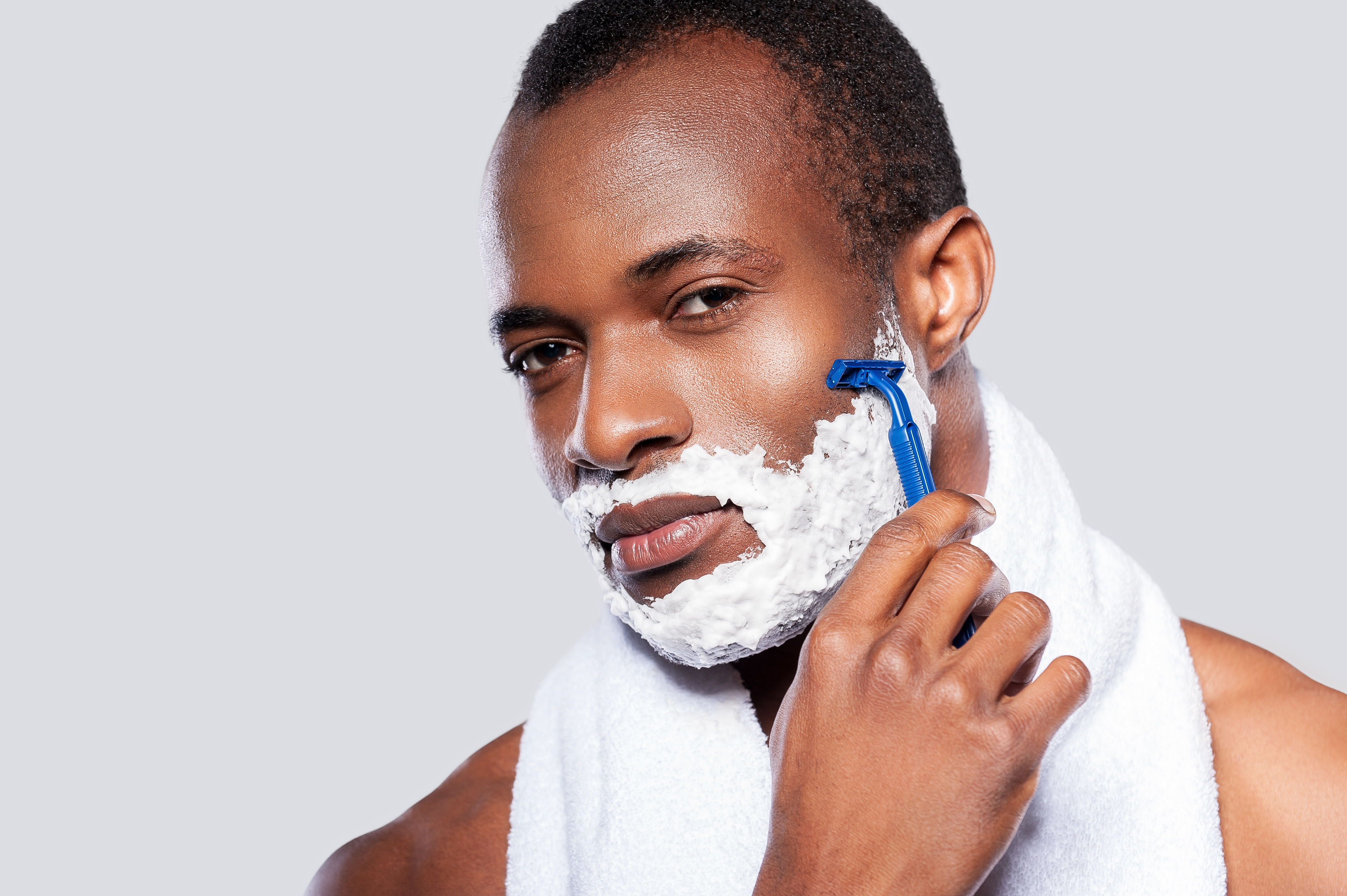 Marcas de beleza lançam produtos para o homem cuidar da pele e do cabelo com cosméticos específicos