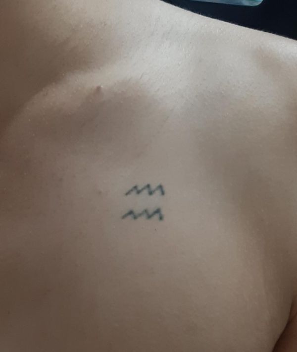 Eduardo Helmer se arrependeu da tatuagem de signo que fez