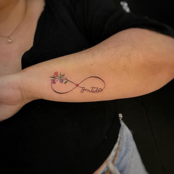 Tatuagem do símbolo do infinito com a palavra 