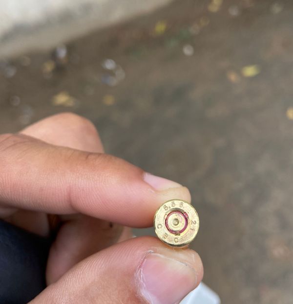 Balas de calibre alto foram encontradas onde a mulher foi baleada