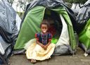 Com fantasia de Branca de Neve que recebeu de doação da comunidade, criança está acampada em frente a prédio da Prefeitura Municipal de Vitória(Ricardo Medeiros)