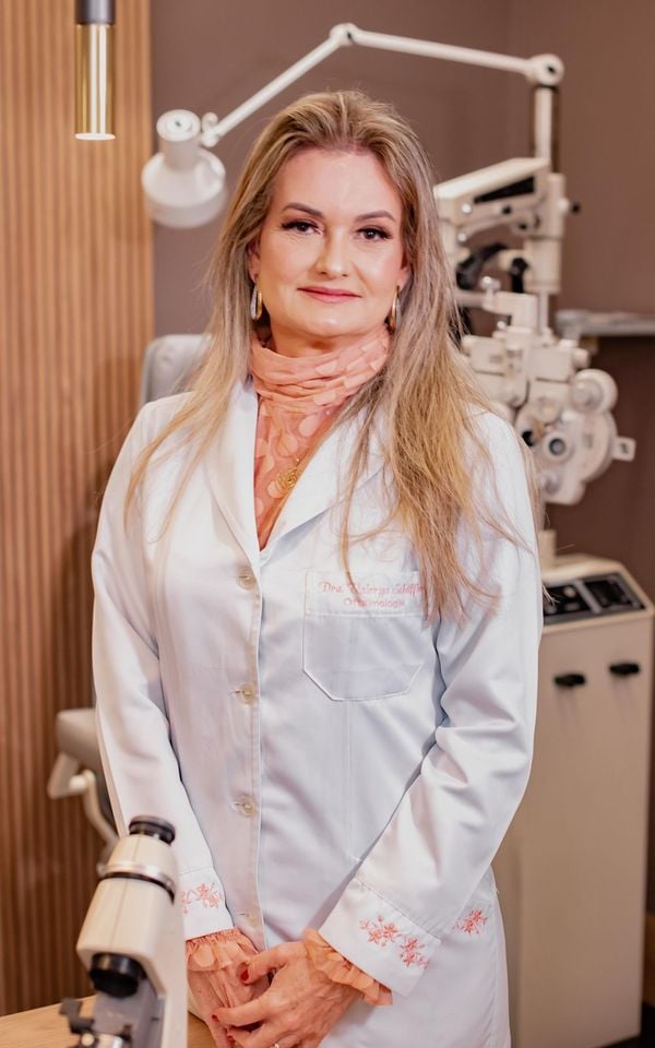 De acordo com a oftalmologista Valerya Schiffler, a sensibilidade à luz, natural ou artificial, pode se manifestar com ardência e vermelhidão nos olhos
