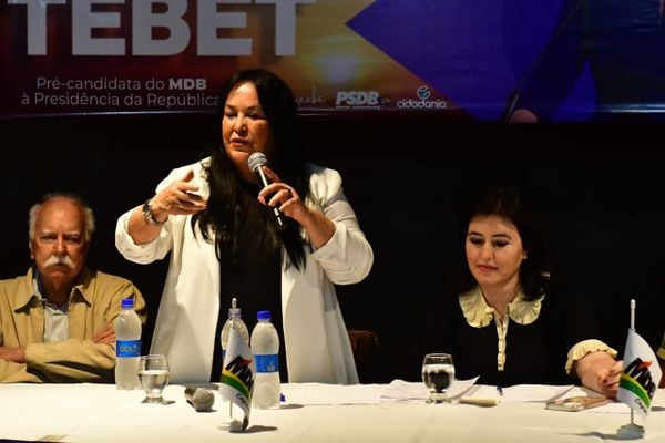 Ex-prefeito de Cachoeiro Roberto Valadão, senadora Rose de Freitas e senadora Simone Tebet durante evento em Vitória
