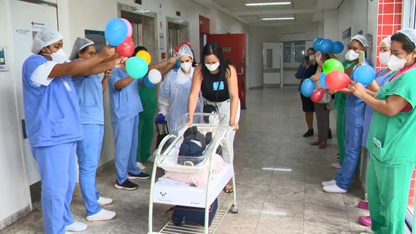 Kamila Garajau com o filho Heitor, de três meses, que nasceu com má-formação e foi curado