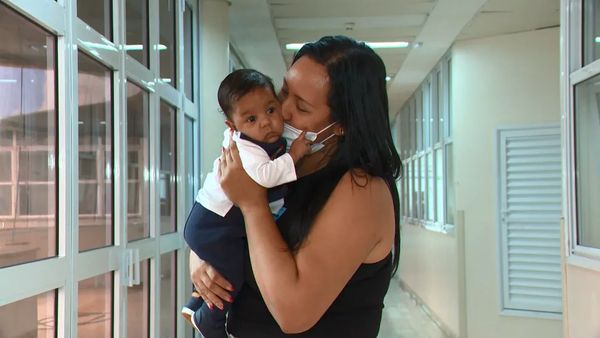 Kamila Garajau com o filho Heitor, de três meses, que nasceu com má-formação e foi curado