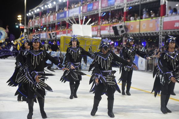 Desfile da Rosas de Ouro durante o carnaval de Vitória em 2022