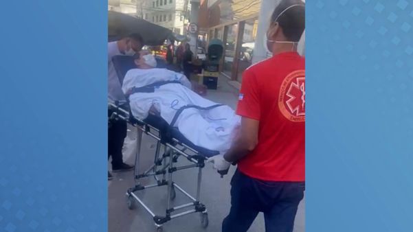 Paciente tem de passar no meio de feira em Cariacica para ser transferido de hospital