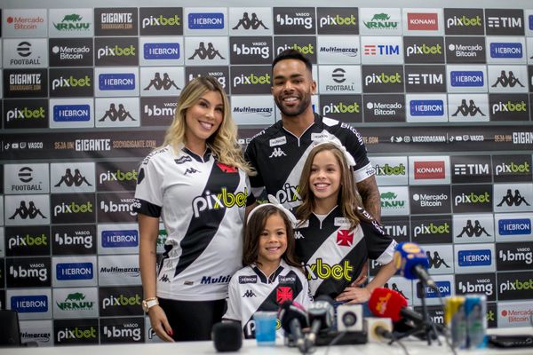 Esposa e filhas do jogador também marcaram presença na apresentação de Alex