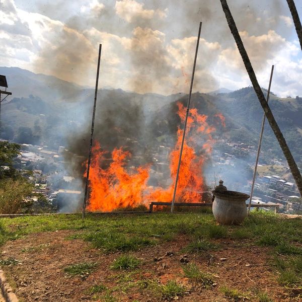 Incêndio atinge área perto do Cristo Redentor de Mimoso do Sul por Ricardo Ramos
