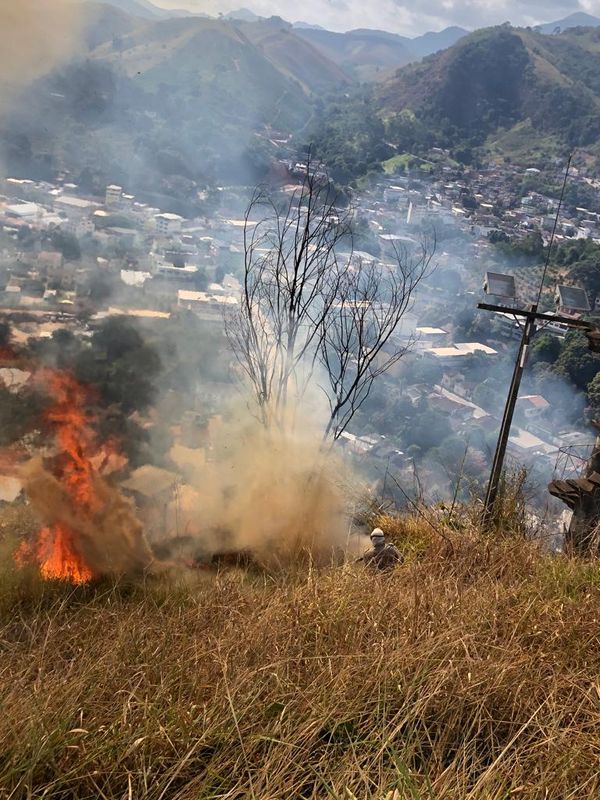 Incêndio atinge área perto do Cristo Redentor de Mimoso do Sul por Ricardo Ramos