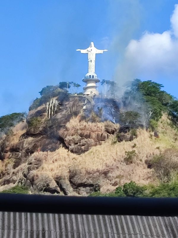 Incêndio atinge área perto do Cristo Redentor de Mimoso do Sul por Ricardo Ramos