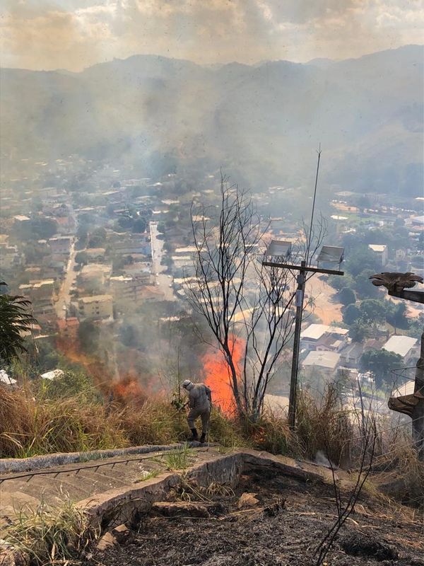 Incêndio atinge área perto do Cristo Redentor de Mimoso do Sul por Ricardo Ramos
