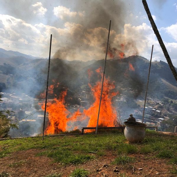 Incêndio atinge área perto do Cristo Redentor de Mimoso do Sul por Ricardo Ramos