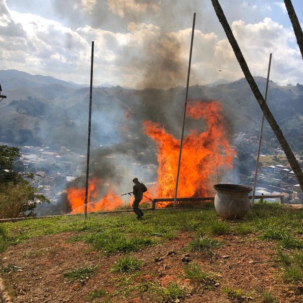 Incêndio atinge área perto do Cristo Redentor de Mimoso do Sul por Ricardo Ramos