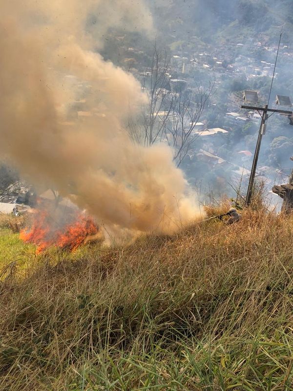 Incêndio atinge área perto do Cristo Redentor de Mimoso do Sul por Ricardo Ramos