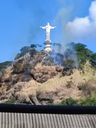 Imagens mostram chamas, fumaça e fogo sendo combatido nas proximidades do Cristo Redentor de Mimoso do Sul(Ricardo Ramos)