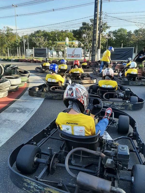 Os alunos aprendem na práOs alunos aprendem na prática que velocidade e competição só é permitido na pistatica que velocidade só combina na pista