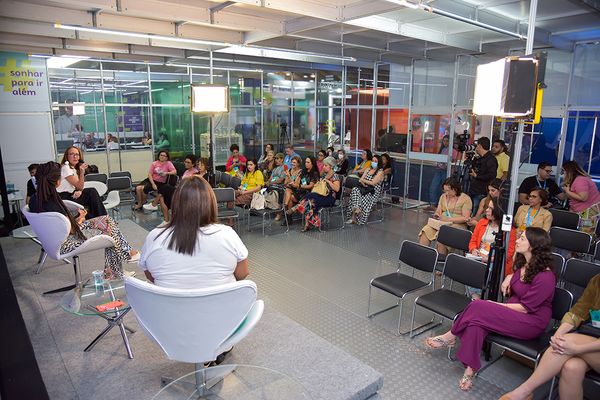 Podem participar do programa micro e pequenas empreendedoras, microempreendedoras individuais, mulheres que querem abrir ou formalizar um negócio, além de empreendedoras rurais e empreendedoras artesãs