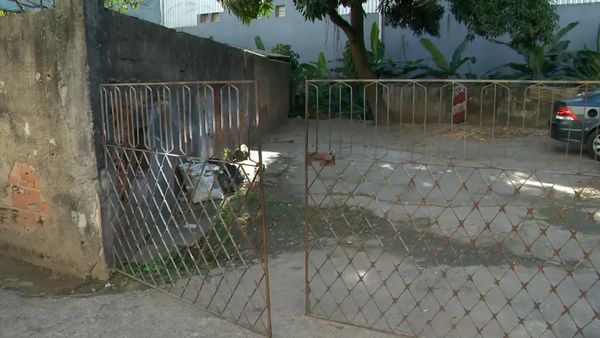 Portão da casa onde mulher e a filha de 8 meses foram agredidas