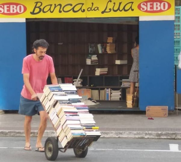 Ricardo Moulin retirando os livros da Banca da Lua: foto viralizou nas redes sociais 