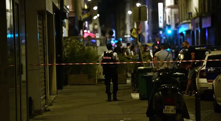 O prefeito do 11° distrito de Paris afirmou que o incidente ocorreu em um bar de narguilé; Clientes conseguiram deter um dos suspeitos