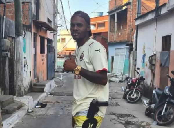 Caio Felipe Mota Santana tinha mandado de prisão em aberto e era conhecido da polícia por ostentar armas nas redes sociais.