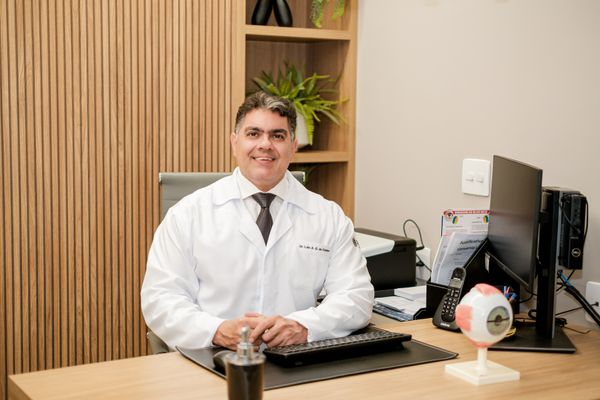 De acordo com o médico oftalmologista Luis Augusto Gesteira de Campos, a presbiopia surge com o envelhecimento do olho humano