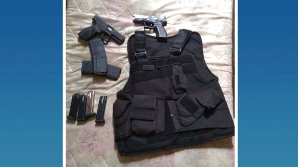 Homem é preso com armas e drogas em Vitória por Polícia Militar