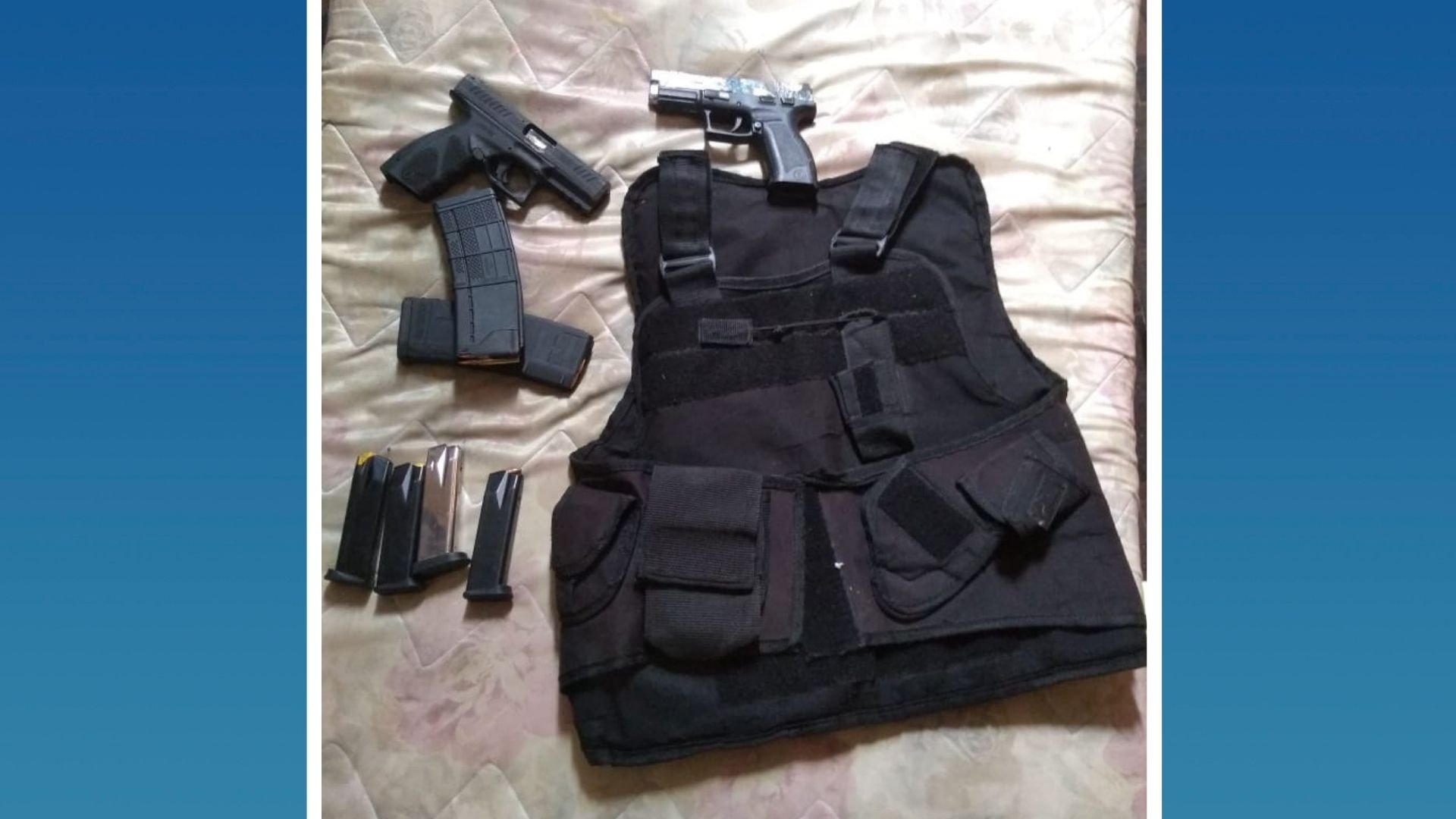 Armas, munições e colete balístico apreendido durante patrulhamento no morro do Moscoso, em Vitória