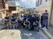 Além da roupa e touca camuflada, equipes do Batalhão de Ações com Cães encontraram drogas e dinheiro no Morro do Moscoso e Morro do Cabral, em Vitória(Divulgação | Polícia Militar)