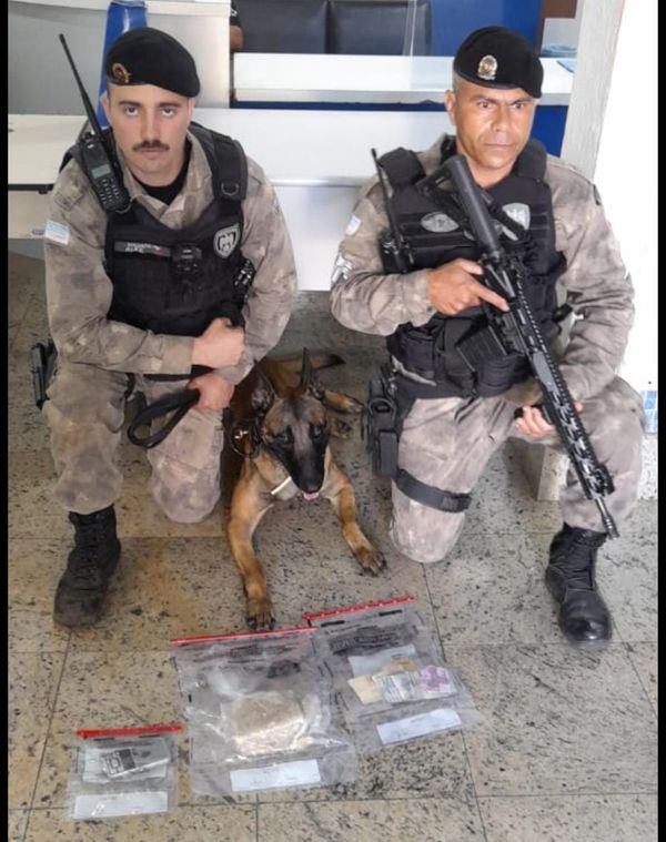 Batalhão de Ações com Cães apreende roupa camuflada e drogas no Moscoso por Divulgação | Polícia Militar