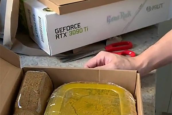 Caixa com areia recebida por Mauricio Takashi e Sousa no lugar de placa de vídeo.