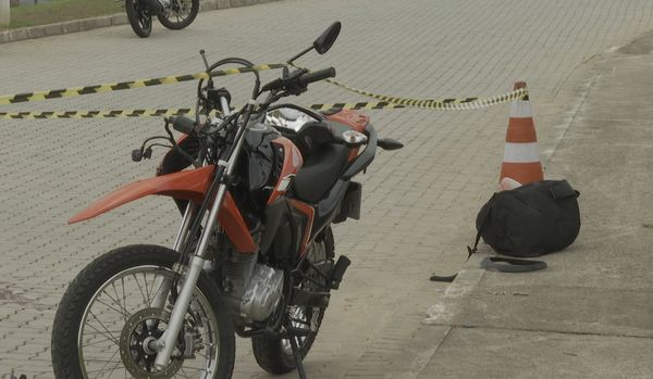 Motociclista atinge corrente de empresa e morre em acidente em Cachoeiro 