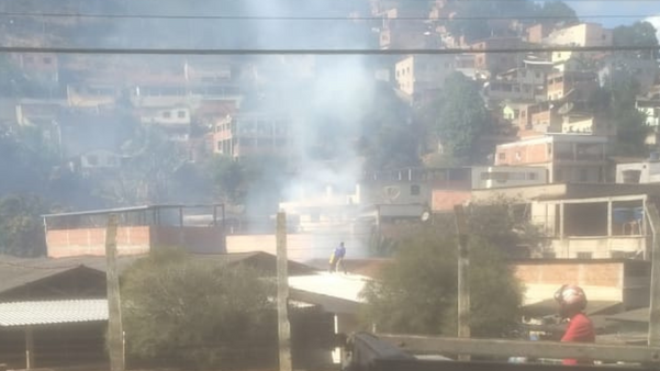 ncêndio ocorreu na  tarde desta quarta-feira (20), em uma residência no bairro Carlos Germano Naumann, em Colatina.