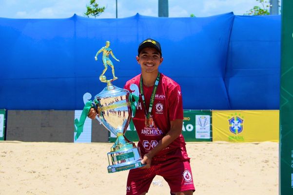 O jogador conquistou o título de Campeão Brasileiro com a equipe capixaba de Anchieta