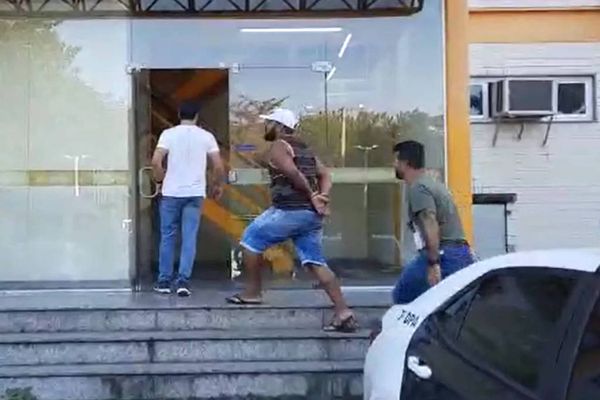 Padrasto preso por estuprar e manter menina de 11 anos em cárcere privado por dois anos em Duque de Caxias (RJ).