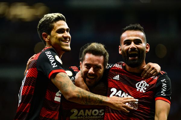 Pedro, Everton Ribeiro e Thiago Maia comemoram gol do Flamengo
