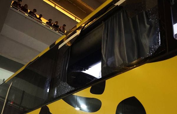 Veículo foi apedrejado ao chegar no estádio do Maracanã