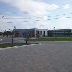 Reunião feita nesta sexta-feira (9) abordou problemas. Universidade diz que 'acompanha com atenção' o caso. Alunos relatam terem achado até animais em refeições