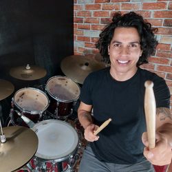Escritor e baterista Thiago Vieira