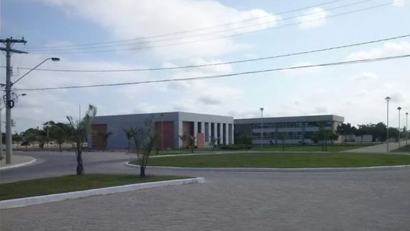 Reunião feita nesta sexta-feira (9) abordou problemas. Universidade diz que 'acompanha com atenção' o caso. Alunos relatam terem achado até animais em refeições