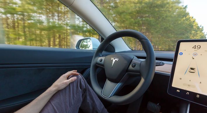 Em busca de mais comodidade e facilidade ao dirigir, tecnologia evoluiu dos sensores de estacionamento a motorista particular com apenas um comando